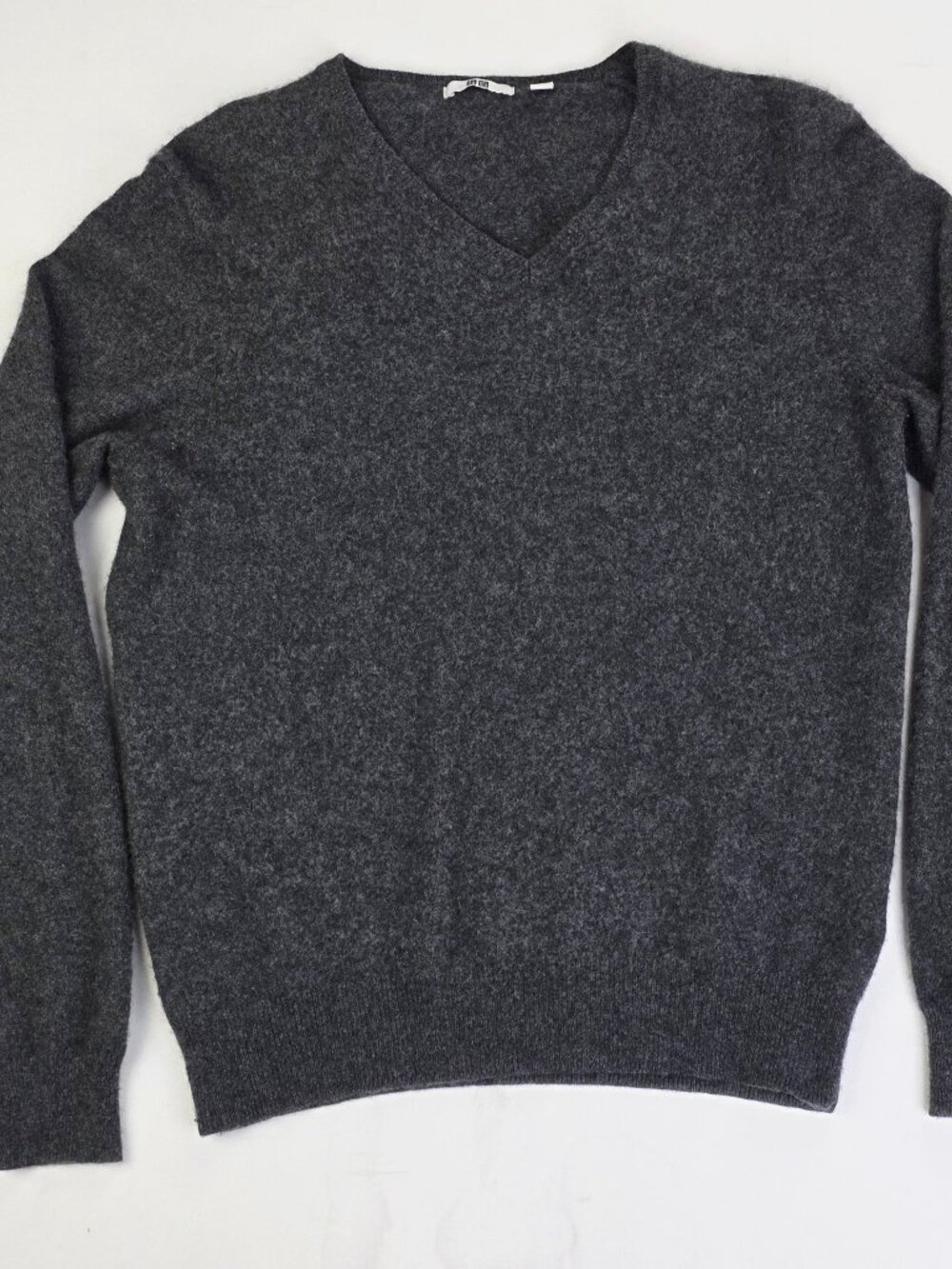 Uniqlo Charcoal Gray Cashmere V Neck Pollowver Long Sleeve Womens Medium Sweater